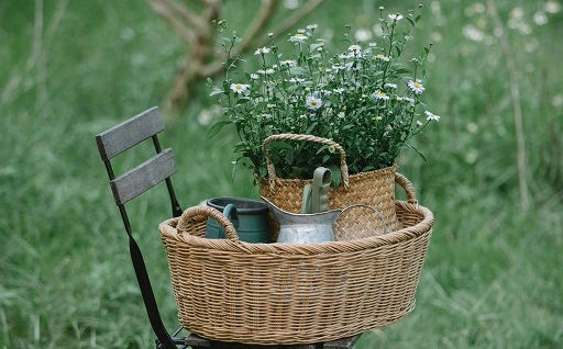 Zakken of manden van riet kunnen dienst doen als bloembak en wegen bijna niets - Terras Tuinieren
